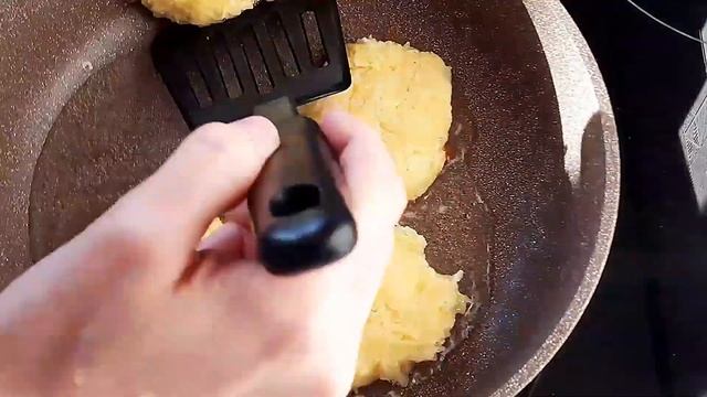 Очень вкусные ДРАНИКИ ( Деруны) без яиц и муки. Простой и вкусный рецепт картофельных драников. смотреть онлайн