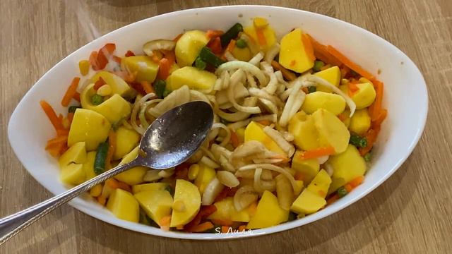 Картофель, мексиканская смесь, рыба или котлеты в одной формочке смотреть онлайн