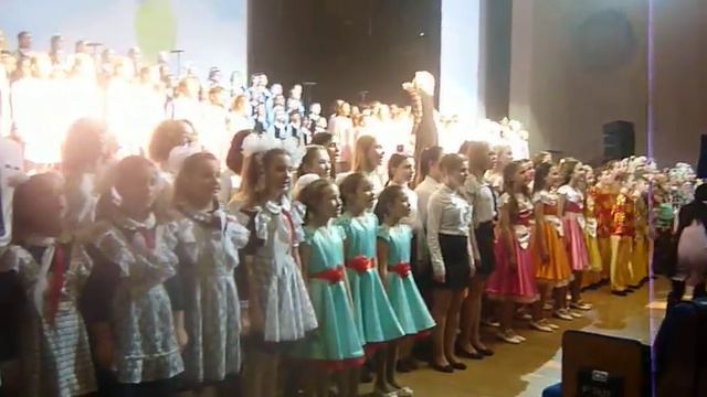 Трио Карнавал и Большой сводный хор -Детство это-я и ты смотреть онлайн