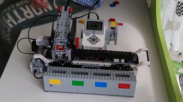 LEGO Mindstorms EV3 Color Sorter - Лего Майндстормс Цветовой Сортировщик смотреть онлайн