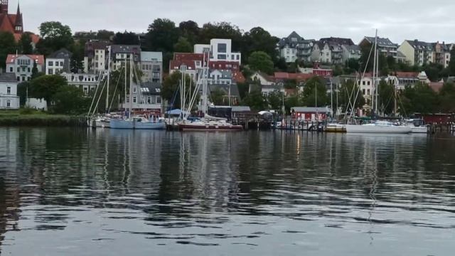 Стоит красавец на причале, как белый лебедь! смотреть онлайн