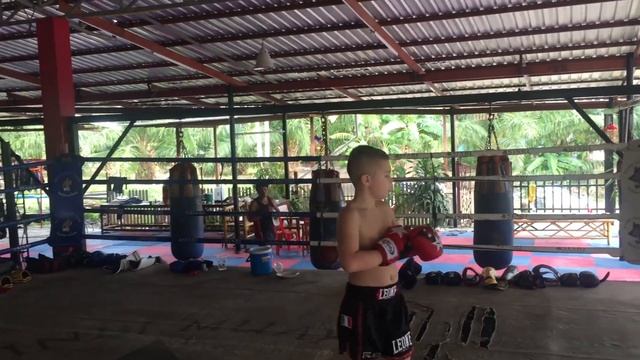 Саша Леонов тайский бокс тренит в SINBI смотреть онлайн
