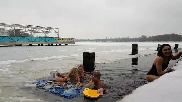 Как не замёрзнуть в ледяной воде или три способа согреться смотреть онлайн