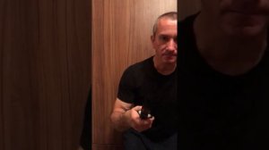 Вращение стального ножа в руке с объяснением