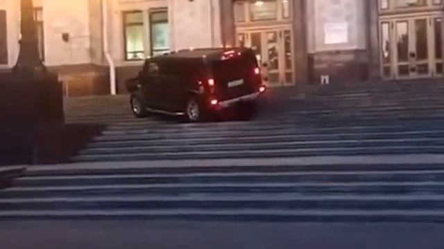Мажор на Hammer пугали людей, катаясь по лестнице главного здания МГУ смотреть онлайн