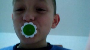 Ребёнок сосёт соску