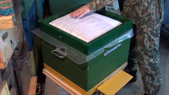 Утеплитель для ульев. Подушки для ульев. Утеплитель из сосновой стружки. Как сделать утепление улье смотреть онлайн