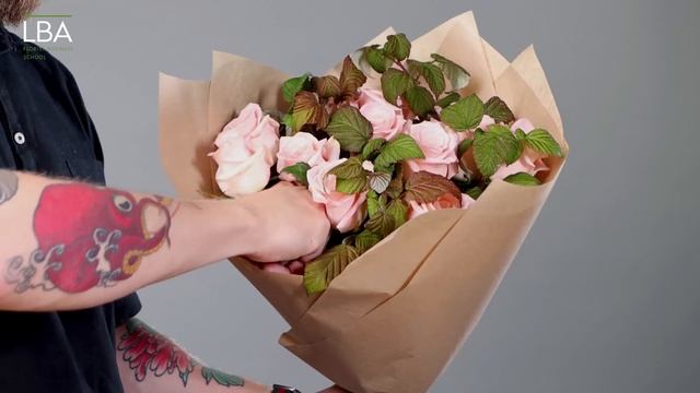 КАК УПАКОВАТЬ БУКЕТ В КРАФТ-БУМАГУ | МАСТЕР-КЛАСС ПО ФЛОРИСТИКЕ ДЛЯ НАЧИНАЮЩИХ | #УПАКОВКАБУКЕТА смотреть онлайн