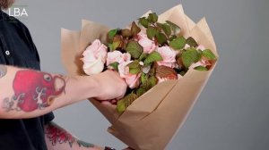 КАК УПАКОВАТЬ БУКЕТ В КРАФТ-БУМАГУ | МАСТЕР-КЛАСС ПО ФЛОРИСТИКЕ ДЛЯ НАЧИНАЮЩИХ | #УПАКОВКАБУКЕТА