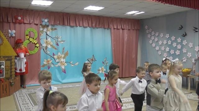 Утренник 8 марта «Конфетное дерево». Ведущая - Юданова Ангелина. Мы танцуем, мы играем. смотреть онлайн