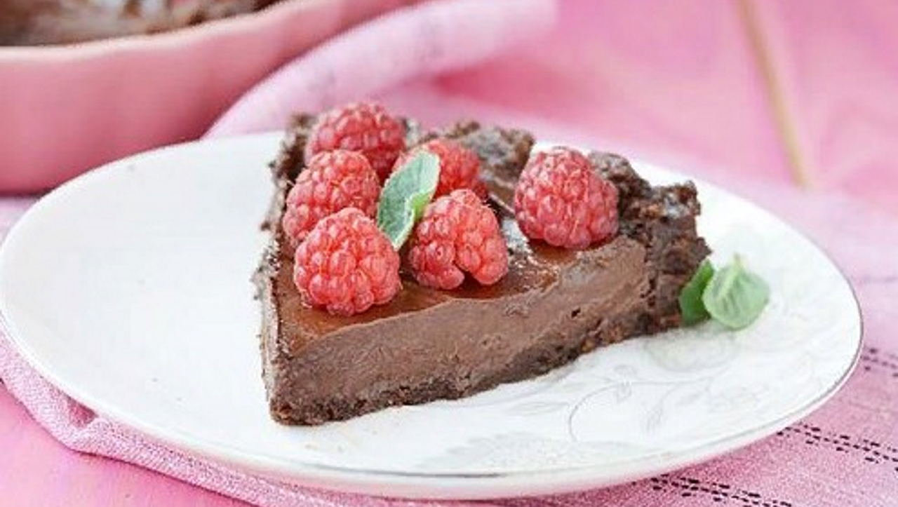 ШОКОЛАДНЫЙ ПИРОГ С МАЛИНОЙ БЕЗ ВЫПЕЧКИ смотреть онлайн