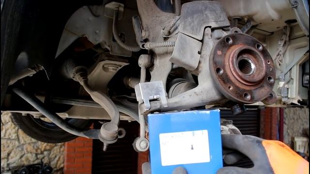 Замена передней нижней шаровой опоры Peugeot 407 1,8 Пежо 407 2005 года смотреть онлайн