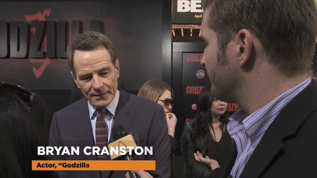 BRYAN CRANSTON, Elizabeth Olsen on the GODZILLA red carpet (with Dan Casey) смотреть онлайн