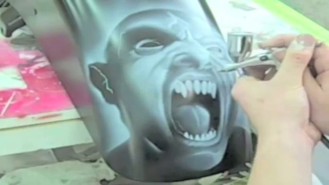 Airbrushing A Scary Face смотреть онлайн