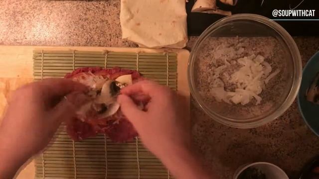 Рулет из нежной мраморной говядины с запеченным молодым картофелем, шампиньонами и томатами черри с