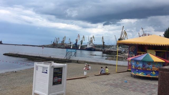 Феодосия. Набережная в пасмурную погоду. смотреть онлайн
