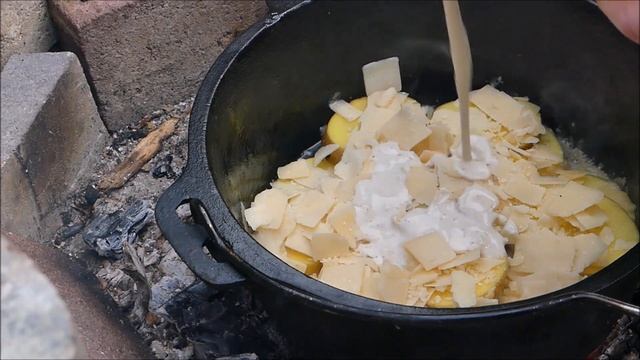 Вкуснейшая картошечка в чугунке на углях. смотреть онлайн