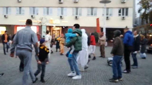 Харинама Днепр 1.11.20. Большая остановка на Европейской. Центр. Поет Мукунда Гауранга прабху. #5 смотреть онлайн