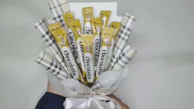 СДЕЛАЙ сам _ Как сделать простой букет из шоколадных конфет из оберточной бумаги для начинающих _