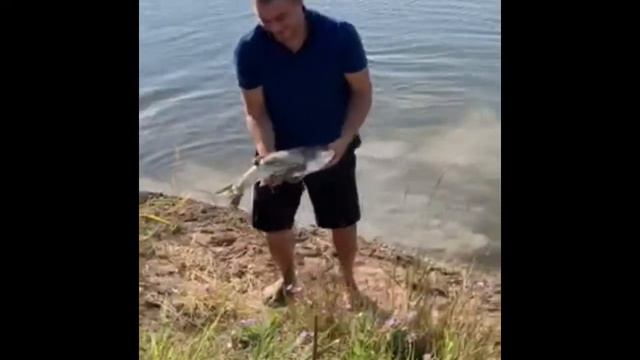 Рыбалка Вася Поймал !!! Рыбачим На Толстолоба Тащили В Троём ! Ух И Рыбалка смотреть онлайн