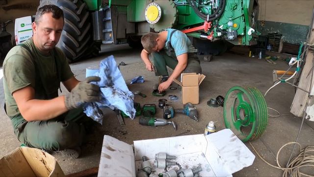 John Deere 8400i-пошла вибрация! Замена подшипников ускорителя потока массы! смотреть онлайн