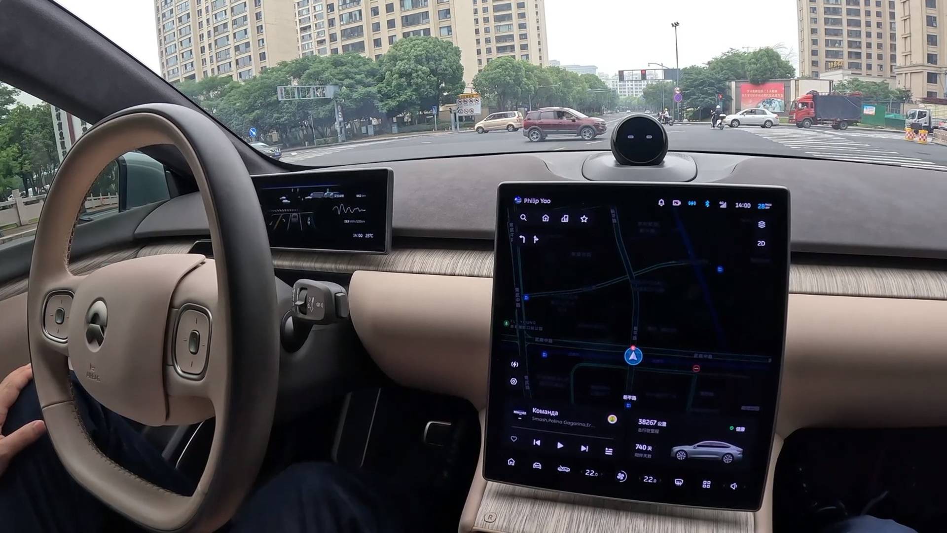 Бесплатно меняем батарейку на электромобиле за 4 минуты на робот Swap-станции в сети NIO - репортаж смотреть онлайн