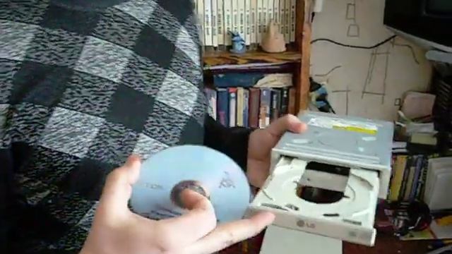 Канцелярская скрепка vs CD/DVD-Rom привод смотреть онлайн