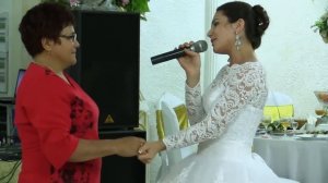 Невеста поёт песню для мамы на свадьбе