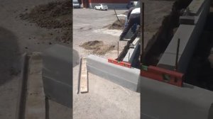 Установка дорожного бордюра