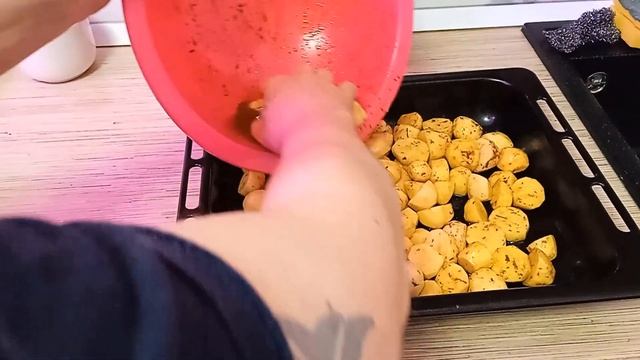 Самый простой, быстрый,и вкусный способ приготовить картофель в духовке /мой любимый гарнир смотреть онлайн