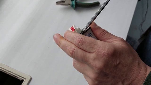 Zippo fluid can opening / как открыть бензиновую банку Zippo смотреть онлайн