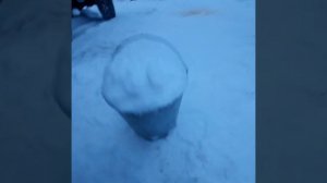делаем иследовани, снег ❄ ведра сколько воды даст .    😊