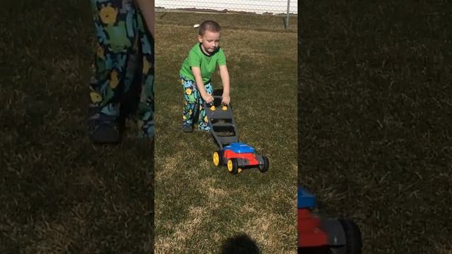 David With Toy Lawn Mower 4/11/14 5:23pm смотреть онлайн