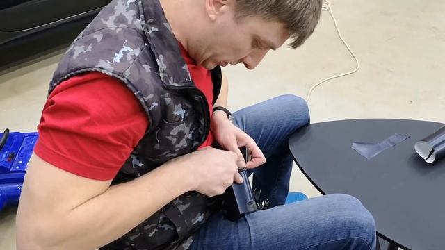 Как оклеить пленкой небольшую деталь бампера Audi A7. Часть 2. Как поклеить без швов? ?2Mprotect смотреть онлайн