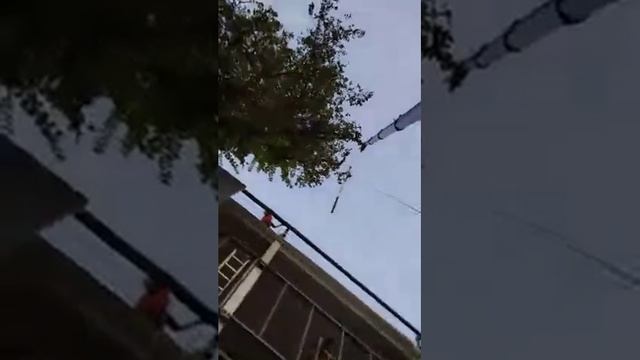 Монтаж сендвич-панелей Кингспан (Kingspan)  с помощью вакуумного захвата.