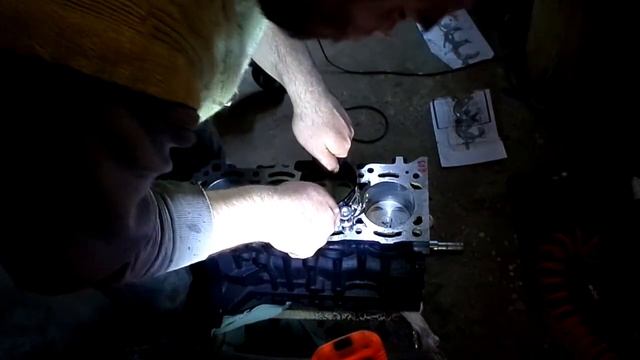 83   Установка поршня  двигателя  Джили МК  копия  двгателя TOYOT A4 FE