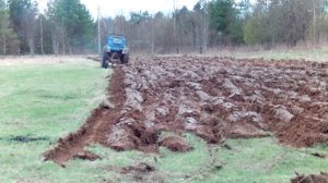 Пашем целину Т-40 разными плугами..mp4