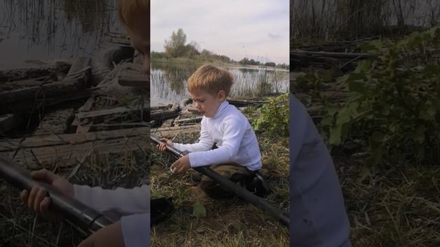 Павел на рыбалке с папой. Помогает держать удочку. Развлечение смотреть онлайн