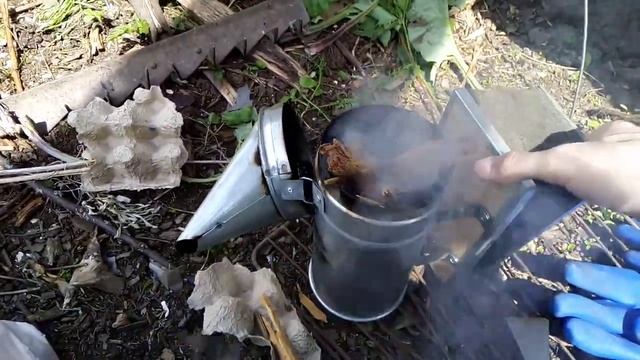 Дымарь пчеловода. Как быстро разжечь дымарь. Чем разжечь дымарь