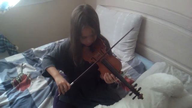 Аня играет на скрипки смычком 1 смотреть онлайн