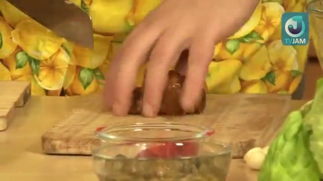 Новогодний салат с говяжьими мозгами и белыми грибами