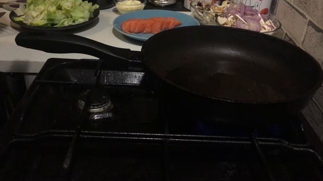 Как приготовить тёплый салат с морепродуктами? смотреть онлайн