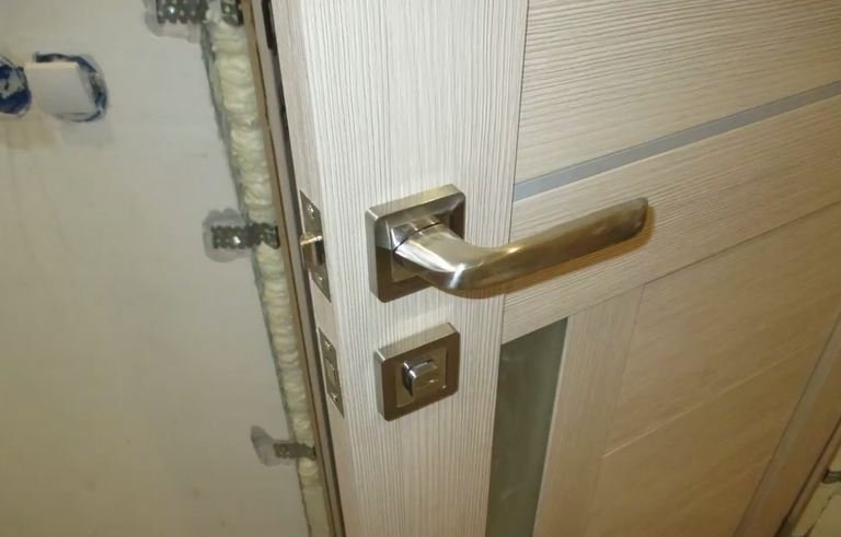 Установка двери в ванную. Ремонт ванной комнаты под ключ, видео 5 смотреть онлайн