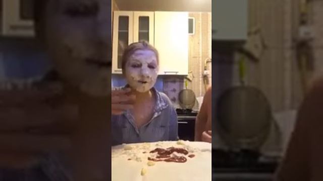 Жена с мужем развлекаться в дома карантина