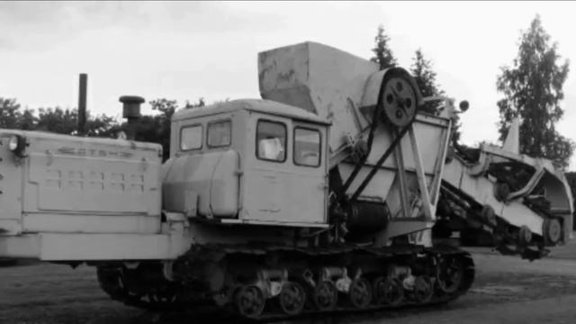 Уникальные кадры. ЭТН-142 экскаватор траншейный. На конвейере и в работе. смотреть онлайн