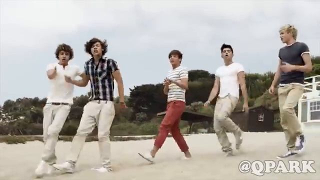 ONE DIRECTION - SINGING IN PUBLIC!! смотреть онлайн