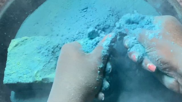 Blue and Lime Green Reformed Gym Chalk + Sifting смотреть онлайн