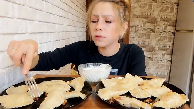 мукбанг домашние вареники картошка+печень и с капустой +сметана.как МУЖ погулял. смотреть онлайн
