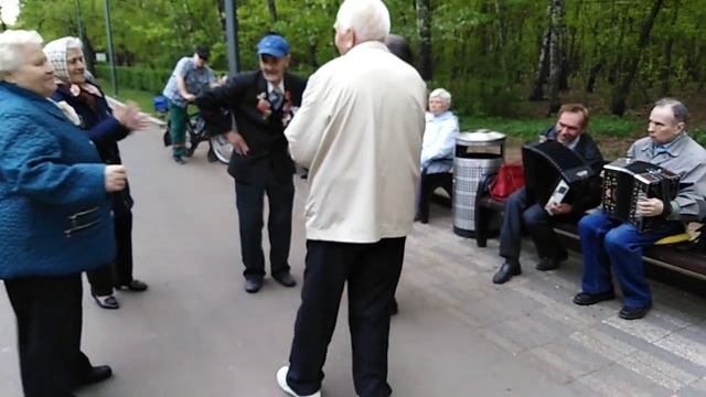 Парк Кузьминки танцы и песни под гармонь 05.05.2019 Красная горка смотреть онлайн
