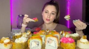 РОЛЛЫ С УГРЁМ,АНАНАСОМ,ЛОСОСЕМ И ЯБЛОКОМ ? МУКБАНГ ? О «ГОЛОСЕ»,ЖИЗНИ НАПОКАЗ И СИМПАТИЯХ ?